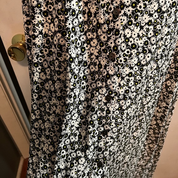 Levi's Black and White V-Neck Flutter Sleeve Midi Dress - Picture 4 of 7